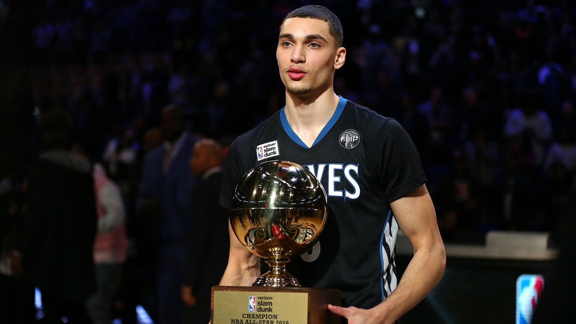 独行侠对阵吉林队,西亚卡姆防守端锁死对手,诠释现代篮球防守艺术